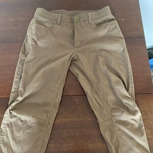 Under Armor Olive green semi Cargos.